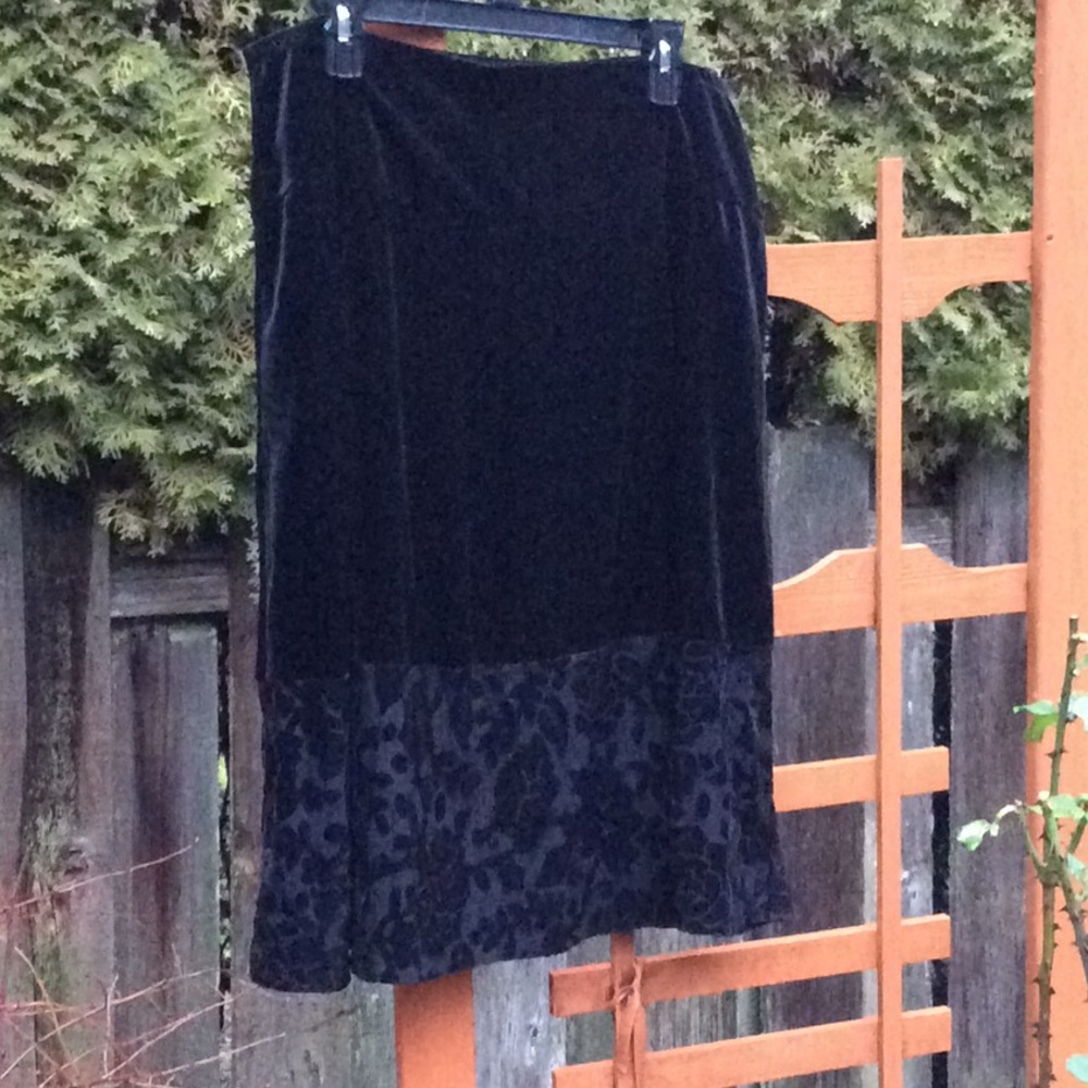 Apostrophe stretch black velvety skirt, floral hem